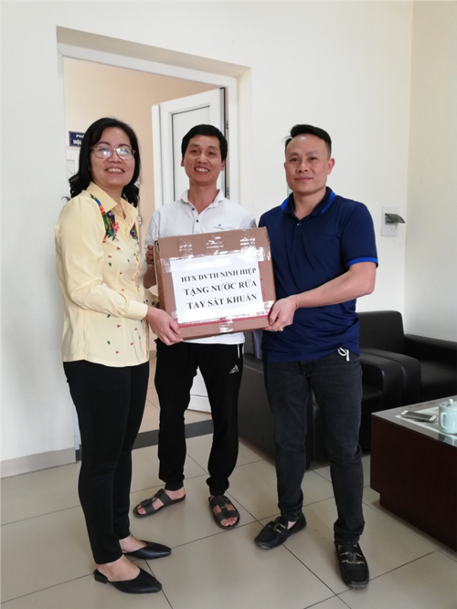 HTX DVTH xã Ninh Hiệp trao tặng trường TH Lê Ngọc Hân
 nước rửa tay sát khuẩn Phòng, chống dịch Covid- 19
